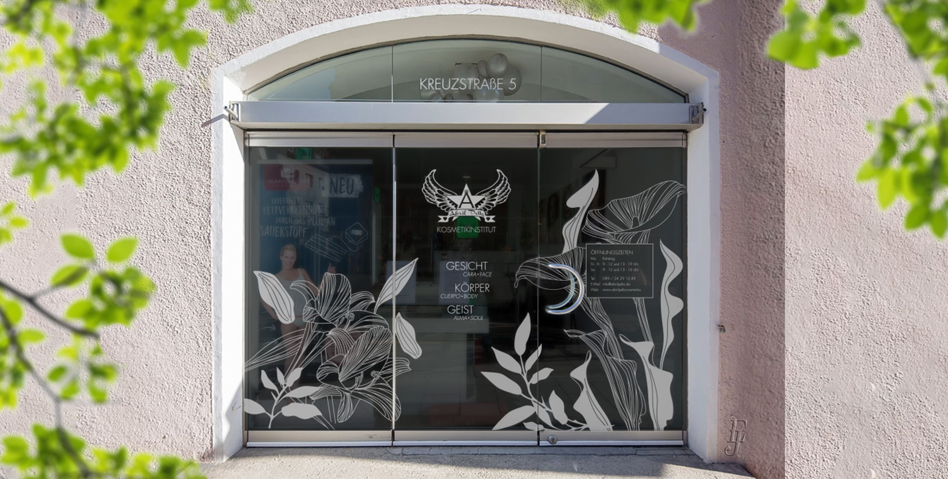 Das frisch bedruckte Ladenfenster von Abril Peltz Cosmetics im passenden Look
