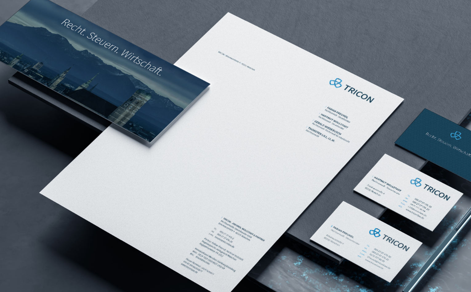 Die Geschäftsausstattung (Visitenkarten, Briefpapier, etc.) bieten im neuen, aufmerksamkeitsstarken und frischen Corporate Design einen modernen und cleanen Eindruck. Ein gesamtes Konzept, das dem Kunden Tricon einen modernen Unternehmensauftritt beschafft.