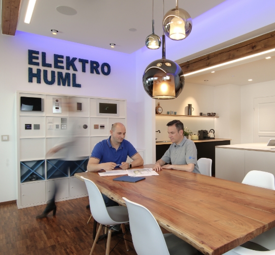 twin Werbeagentur | Business- und Imagefotografie | Beratungsgespräch bei Elektro Huml