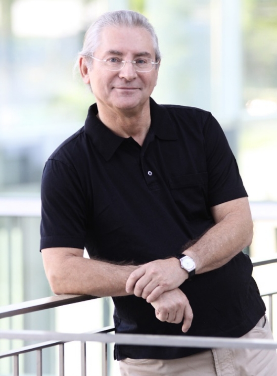 twin Werbeagentur | Business- und Imagefotografie | freundlicher Herr mit schwarzen Shirt auf einem Balkon