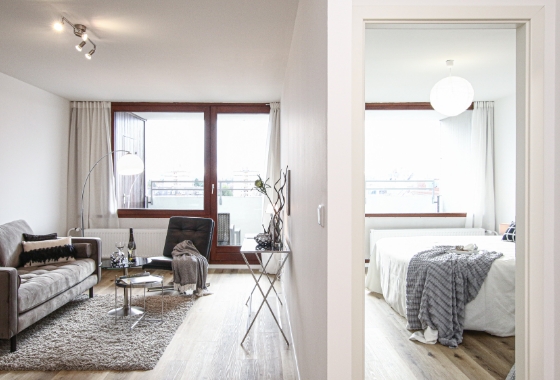 twin Werbeagentur | Business- und Imagefotografie | Immobilie mit Blick ins Wohnzimmer und Schlafzimmer
