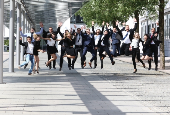 twin Werbeagentur | Business- und Imagefotografie | Teamfoto mit glücklichen und springenden Menschen